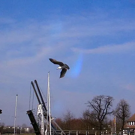 Zur Brücke 3*